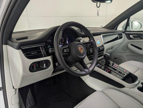 2025 Porsche Macan 2.0T