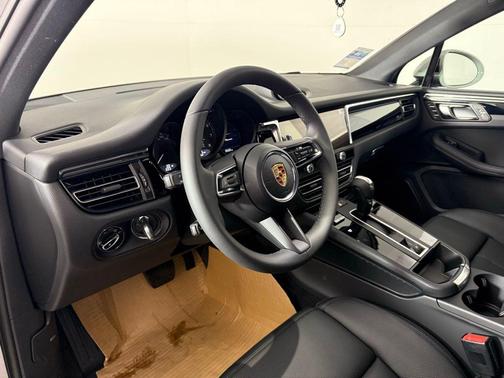 2025 Porsche Macan 2.0T