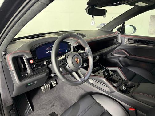 2025 Porsche Cayenne GTS