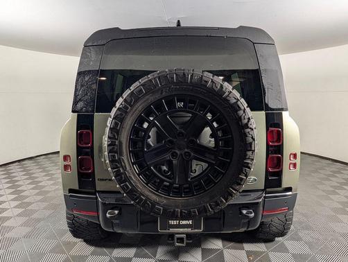 2022 Land Rover Defender 110 SE