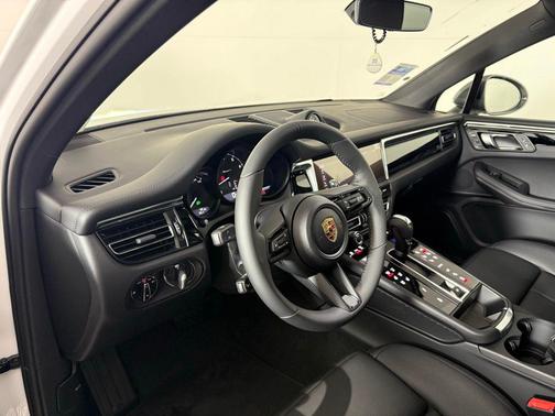 2025 Porsche Macan T