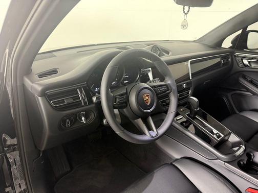 2025 Porsche Macan 2.0T