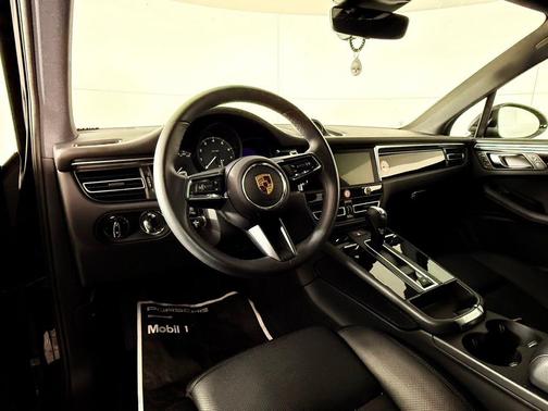 2025 Porsche Macan 2.0T