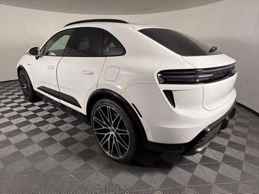 2025 Porsche Macan Turbo