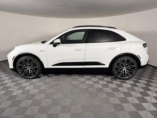 2025 Porsche Macan Turbo