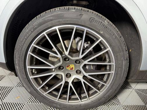 2023 Porsche Cayenne Platinum Edition