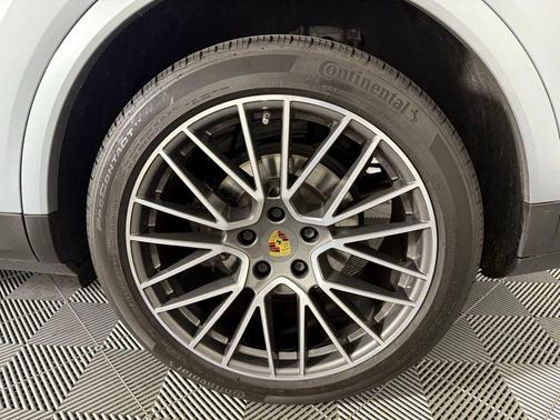 2023 Porsche Cayenne Platinum Edition