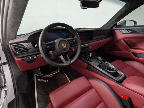 2025 Porsche 911 Carrera 4 GTS