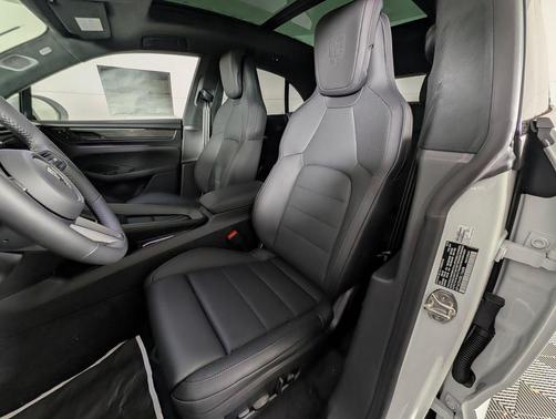 2025 Porsche Macan Turbo