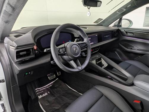 2025 Porsche Macan Turbo