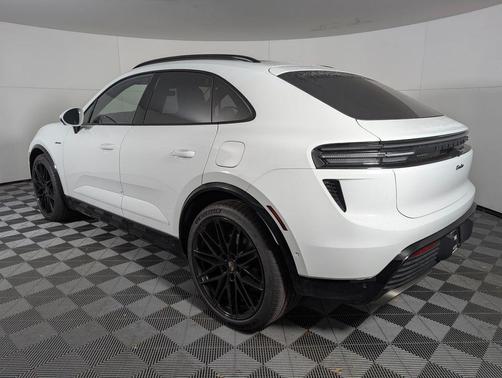 2025 Porsche Macan Turbo