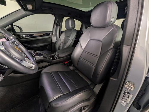 Dolomite Silver Metallic 2022 Porsche Cayenne Cayenne