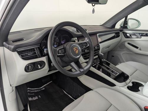 2025 Porsche Macan 2.0T