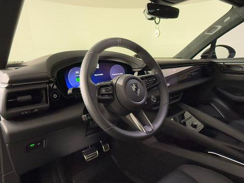 2025 Porsche Macan Turbo
