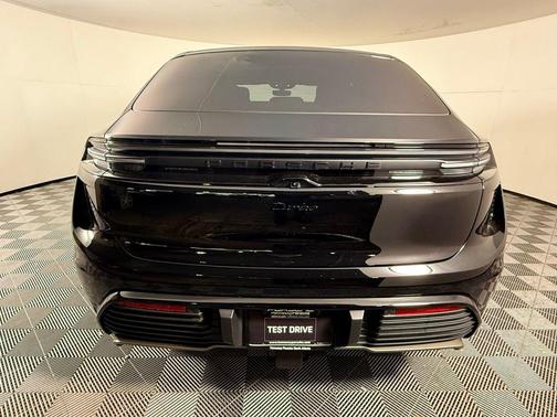 2025 Porsche Macan Turbo