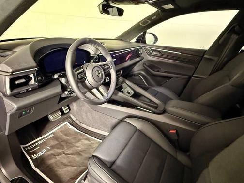 2025 Porsche Macan Turbo