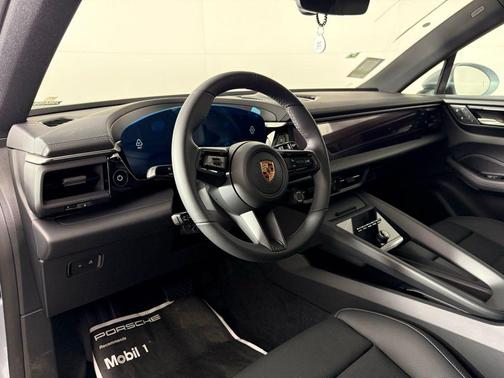2025 Porsche Macan 4