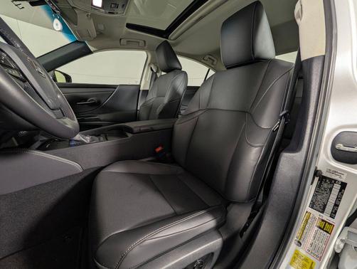 2025 Lexus ES 300h Base