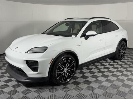 2025 Porsche Macan Base