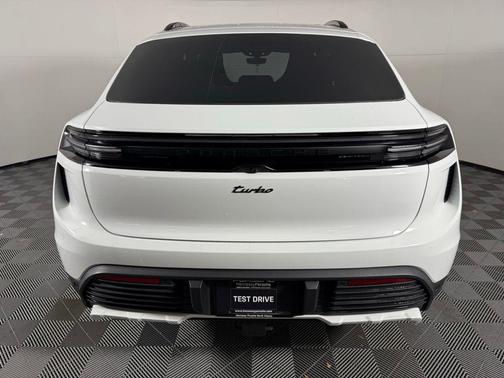 2025 Porsche Macan Turbo