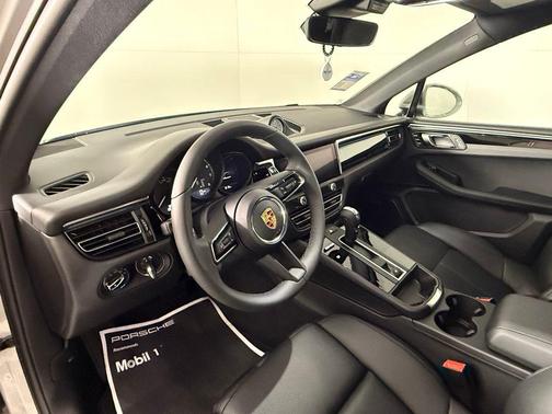 2025 Porsche Macan 2.0T