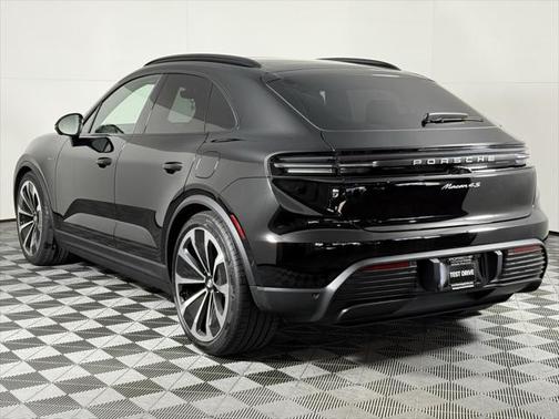 2025 Porsche Macan Base
