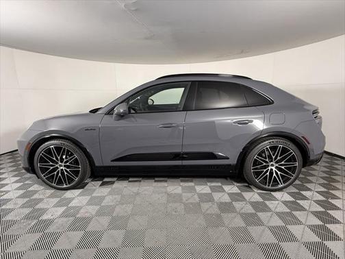 2025 Porsche Macan Turbo