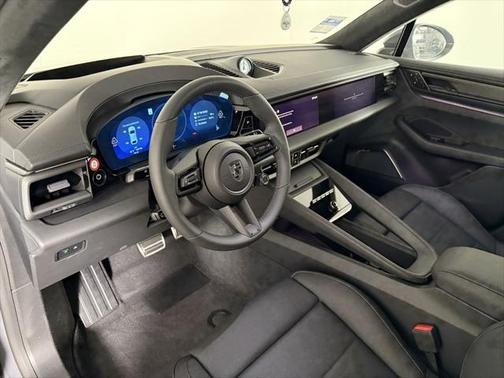 2025 Porsche Macan Turbo