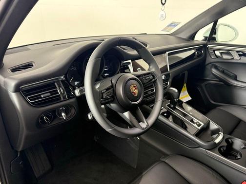 2025 Porsche Macan 2.0T