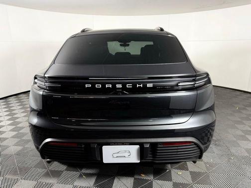 2025 Porsche Macan RWD