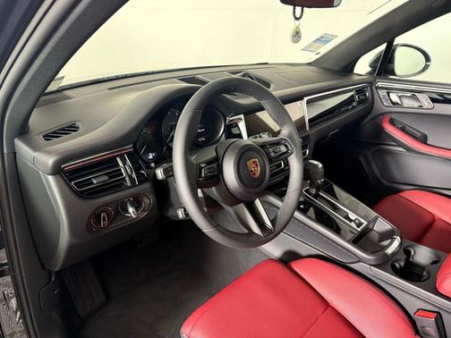 2025 Porsche Macan 2.0T
