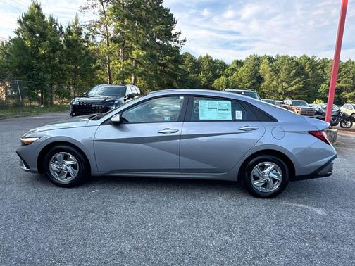 2025 Hyundai ELANTRA SE