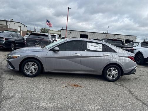 2025 Hyundai ELANTRA SE