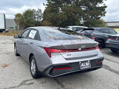 2025 Hyundai ELANTRA SE