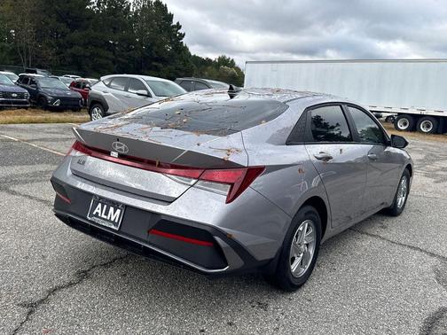 2025 Hyundai ELANTRA SE