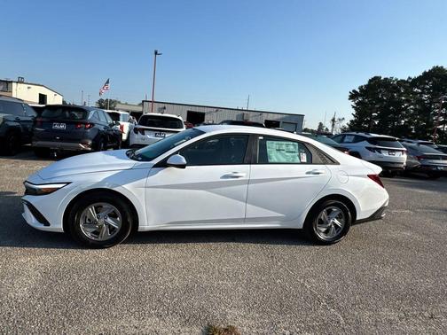 2025 Hyundai ELANTRA SE