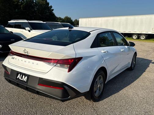 2025 Hyundai ELANTRA SE