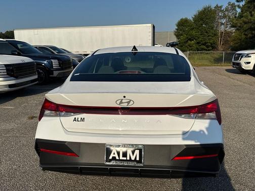 2025 Hyundai ELANTRA SE