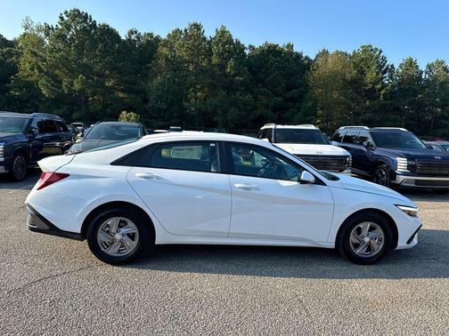 2025 Hyundai ELANTRA SE