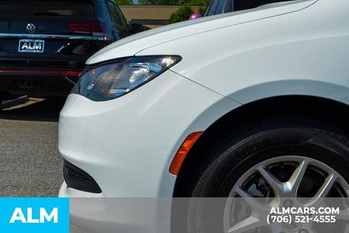 2023 Chrysler Voyager LX