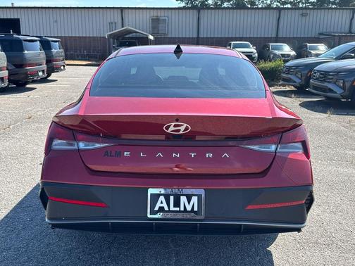 2025 Hyundai ELANTRA SE