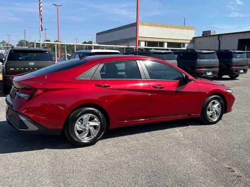2025 Hyundai ELANTRA SE