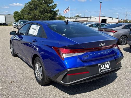 2025 Hyundai ELANTRA SE