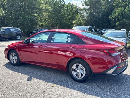 2025 Hyundai ELANTRA SE