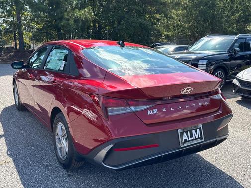 2025 Hyundai ELANTRA SE