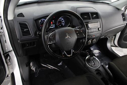 Diamond White Pearl 2016 Mitsubishi Outlander Sport 2.0 ES