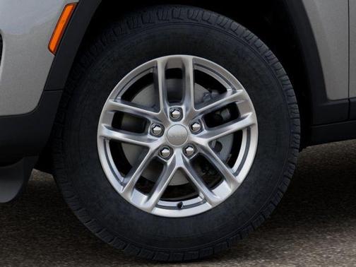 Silver Zynith 2026 Jeep Grand Cherokee Laredo
