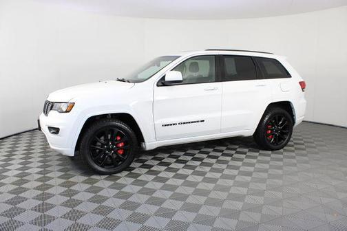 Bright White Clearcoat 2022 Jeep Grand Cherokee Laredo