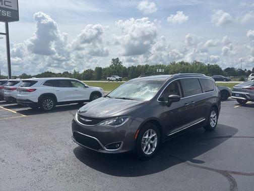 Granite Crystal Metallic Clearcoat 2017 Chrysler Pacifica Touring-L