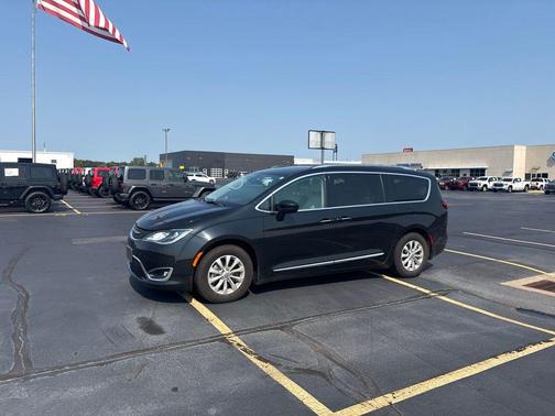 Brilliant Black Crystal Pearlcoat 2018 Chrysler Pacifica Touring-L